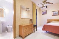 Posteľ alebo postele v izbe v ubytovaní HOTEL FORNOS - Barcelona