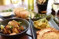 een tafel met een kom eten en een bord brood bij Evedon Lakeside Retreat in Burekup