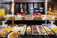 ein Buffet mit vielen verschiedenen Speisen in der Unterkunft SOWELL Family Les Bergers in Pra-Loup