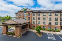 Una representación de un hotel con estacionamiento. en Holiday Inn Express Hotel &amp; Suites Eugene Downtown - University by IHG, en Eugene