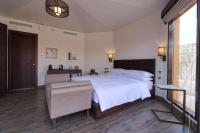 Al Badayer Retreat by Sharjah Collectionにあるベッド