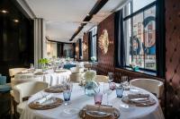 Una fila de mesas en un restaurante con manteles blancos. en Vincci Capitol, en Madrid