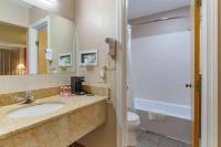 Ein Badezimmer in der Unterkunft Econo Lodge Sturbridge Route 20