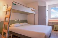 Un ou plusieurs lits dans un h&eacute;bergement de l&#39;&eacute;tablissement ibis budget Marseille Aeroport Provence