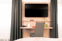 Genusshotel Hirschen - Erholung im Grünen (Südschwarzwald)にあるテレビまたはエンターテインメントセンター