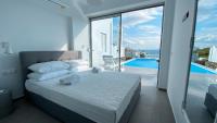 Posteľ alebo postele v izbe v ubytovaní Amperian Mykonos Suites & Villas