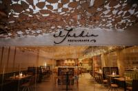 Un restaurante con mesas y sillas y un cartel que dice restaurante vitamina en Hotel Meridional, en Guardamar del Segura