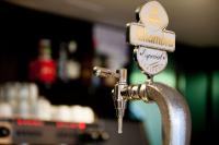 uma torneira com uma chave presa a ela em Hotel Universal by Maxi Hoteles em Granada