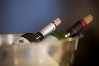 duas garrafas de vinho em um copo em Hotel Universal by Maxi Hoteles em Granada