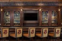 Un bar con cuatro sillas con números en ellas. en The Brownwood Hotel & Spa, en The Villages