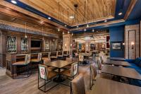 Un restaurante con mesas y sillas en una sala. en The Brownwood Hotel & Spa, en The Villages