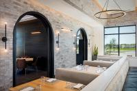 Un restaurante con dos lavabos y una mesa. en The Brownwood Hotel & Spa, en The Villages