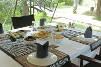 una mesa con comida y sombreros encima en Leopard Trails Yala, en Yala