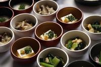 un grupo de tazas llenas de comida en una mesa en Dormy Inn Premium Shimonoseki, en Shimonoseki