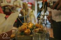 Una persona está preparando comida en una mesa. en Hotel Alfonso I, en Tui