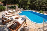 Bazén v ubytovaní Luxury Villa Zlatni Rat with Pool, Near Zlatni Rat Beach, Bol alebo v jeho blízkosti