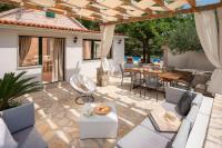 Posedenie v ubytovaní Luxury Villa Zlatni Rat with Pool, Near Zlatni Rat Beach, Bol