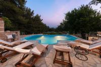 Bazén v ubytovaní Luxury Villa Zlatni Rat with Pool, Near Zlatni Rat Beach, Bol alebo v jeho blízkosti