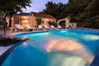 Bazén v ubytovaní Luxury Villa Zlatni Rat with Pool, Near Zlatni Rat Beach, Bol alebo v jeho blízkosti