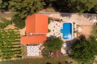 Bazén v ubytovaní Luxury Villa Zlatni Rat with Pool, Near Zlatni Rat Beach, Bol alebo v jeho blízkosti