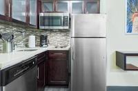 Staybridge Suites - Miami International Airport by IHGにあるキッチンまたは簡易キッチン
