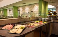 una linea a buffet con molti tipi diversi di cibo di Thermen-Hotel Rottaler Hof a Bad Füssing