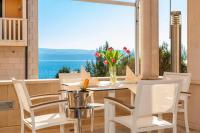 ein Tisch und Stühle mit Blick auf das Meer in der Unterkunft Hotel Villa MiraMar in Omiš