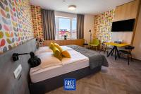 Una habitación de hotel con una cama, una mesa y un escritorio. en Urban Ring Hotel, en Liubliana