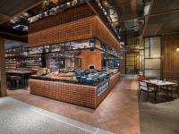 een restaurant met een bar met tafels en stoelen bij InterContinental Phuket Resort by IHG in Kamala Beach