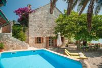 Bazén v ubytovaní Luxury Beachfront Villa Mare with private pool at the beach Orebic - Peljesac alebo v jeho blízkosti