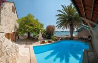 Bazén v ubytovaní Luxury Beachfront Villa Mare with private pool at the beach Orebic - Peljesac alebo v jeho blízkosti