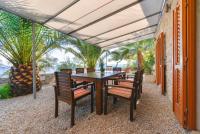 Vonkajšia záhrada v ubytovaní Luxury Beachfront Villa Mare with private pool at the beach Orebic - Peljesac