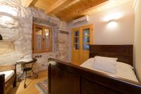 Posteľ alebo postele v izbe v ubytovaní Luxury Beachfront Villa Mare with private pool at the beach Orebic - Peljesac