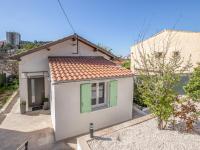 una pequeña casa blanca con persianas verdes en Villa Mont des oiseaux by Interhome, en Toulon