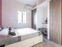 Habitación blanca con cama y espejo en Villa Mont des oiseaux by Interhome, en Toulon