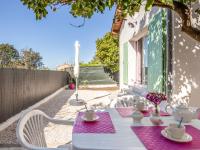 una mesa y sillas en el patio de una casa en Villa Mont des oiseaux by Interhome, en Toulon