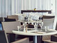 Una mesa con copas de vino encima en un restaurante. en ibis Styles Marseille Aéroport, en Vitrolles