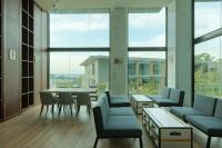 Posezení v ubytování Sea View 1-BR 36 m2 Panora Surin by Holy Cow
