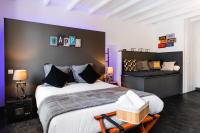 ein Schlafzimmer mit einem großen Bett und einem Sofa in der Unterkunft La Maison Gustave in Narbonne