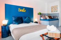 ein Schlafzimmer mit einem großen Bett mit blauer Wand in der Unterkunft La Maison Gustave in Narbonne