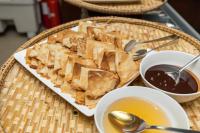 ニャチャンにあるParis Luxury Hotel & Apartment Nha Trangの食べ物の皿とシロップのボウルが置かれたテーブル