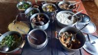 een heleboel potten eten op een tafel bij Garça Branca in São Roque de Minas