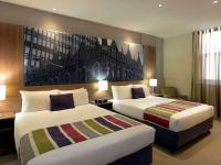 Grosvenor Hotel Adelaide by Accorにあるベッド