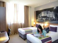 Grosvenor Hotel Adelaide by Accorにあるベッド