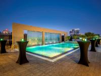 Bazén v ubytování Novotel Suites Mall Avenue Dubai nebo v jeho okolí