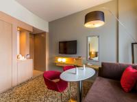 TV a/nebo společenská místnost v ubytování Novotel Suites Mall Avenue Dubai