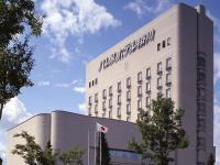 Un edificio con un cartel en el costado. en Palace Hotel Kakegawa, en Kakegawa