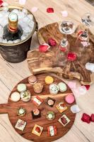 een houten tafel met daarop veel eten en wijnglazen bij Gite & Spa Privatif Glam'88 - Vosges in Remiremont