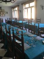 ein Esszimmer mit Tischen und Stühlen mit blauen Tischdecken in der Unterkunft Hôtel Le Val Du Tech in Prats-de-Mollo-la-Preste