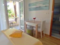 Postel nebo postele na pokoji v ubytování Apartments SIDRO on the beachfront